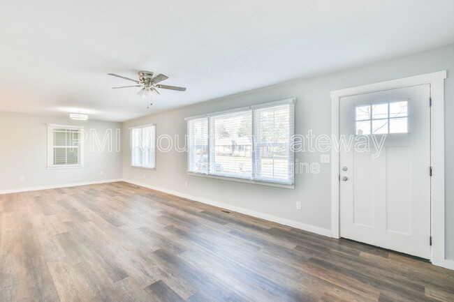 Building Photo - 379 Valley Dr