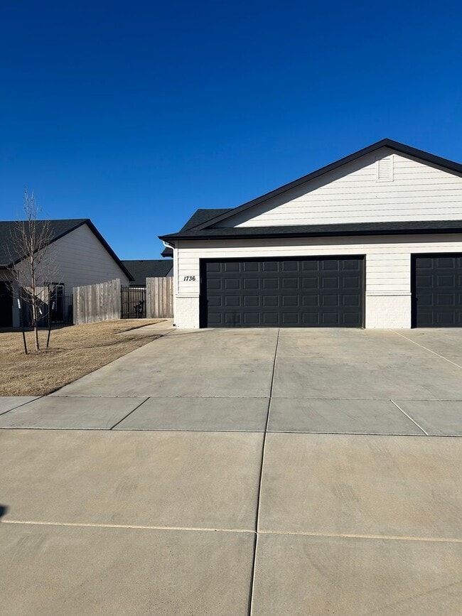 Building Photo - 1736 E Decarsky Ct