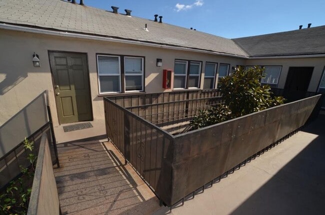 Building Photo - Adams Apartments...Newly Remodeled 1 Bedroom Apartment...Great Location!