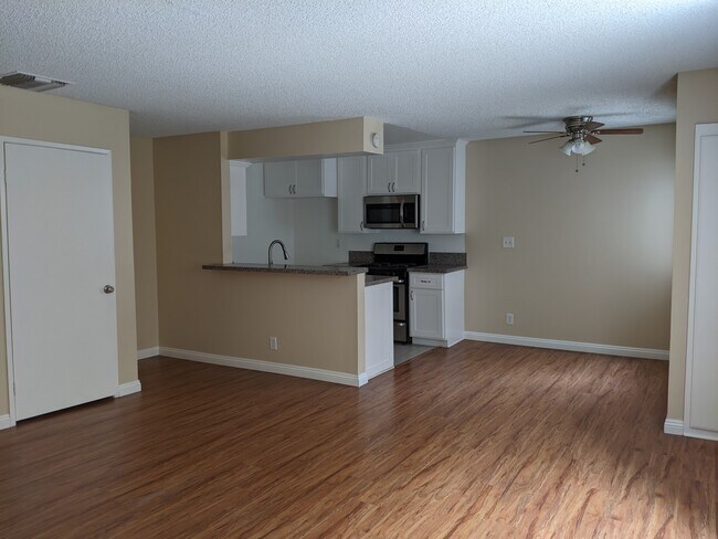 Foto del edificio - 1108 E Palmer Ave