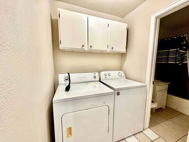 Foto del edificio - Cute 2-Bed Home with Hardwood Floors and G...
