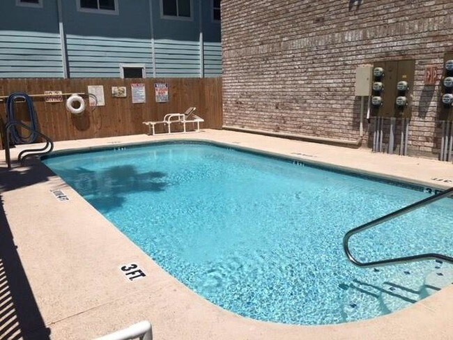 Foto del edificio - 15209 Leeward Dr