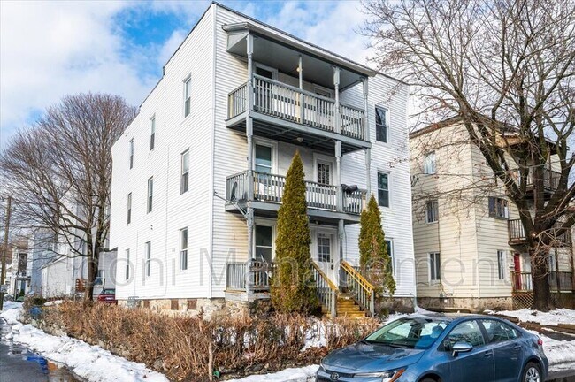 Foto del edificio - 13 Greenwoods Ave