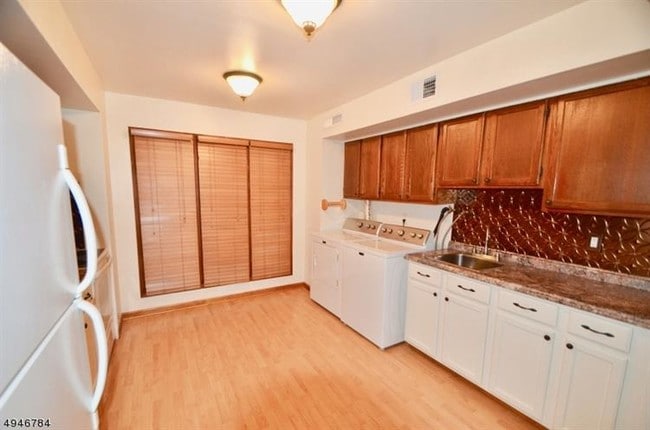 Building Photo - 404 Mohegan Cir