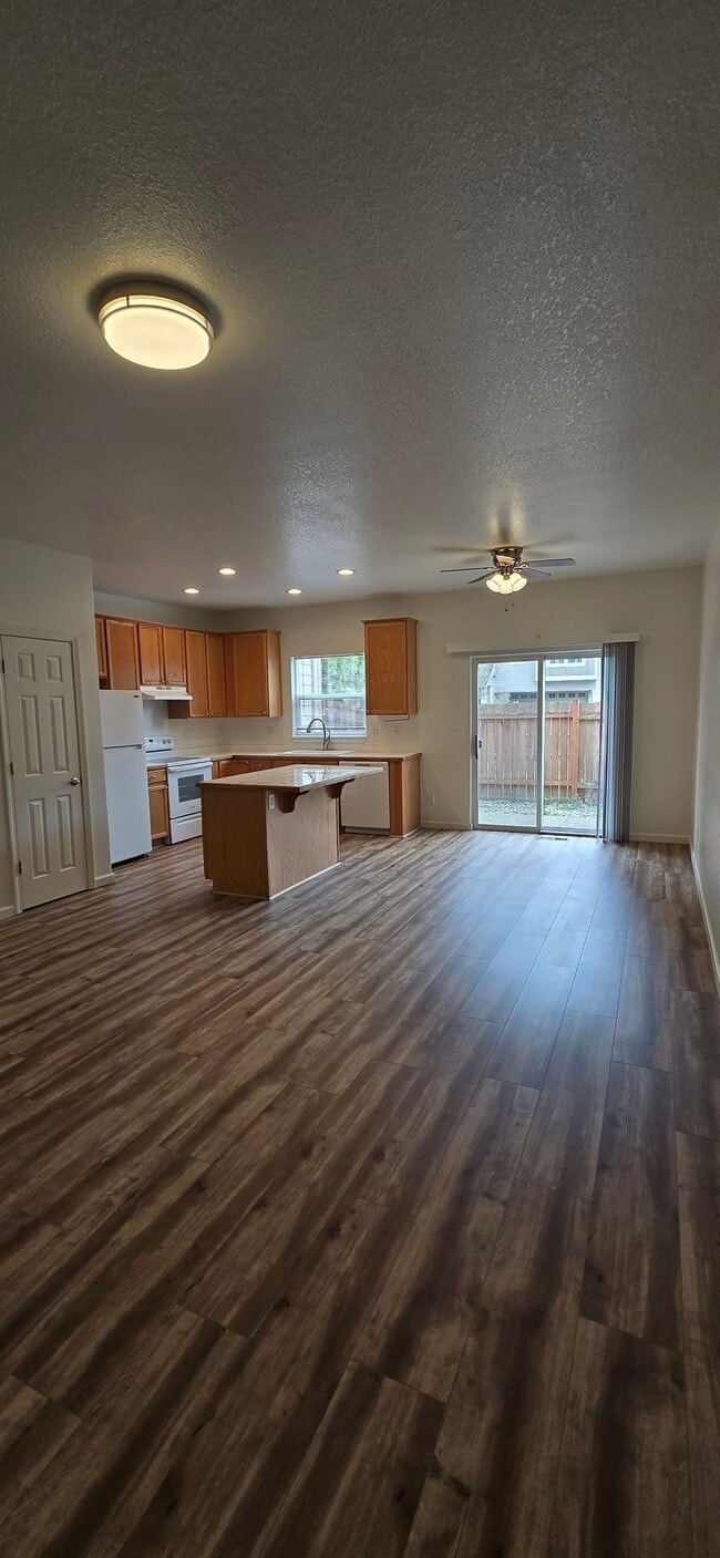 Foto del edificio - 18558 SW Takena Ct