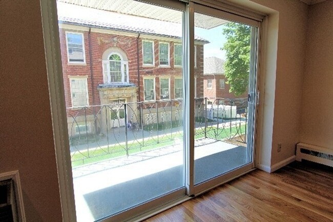 Building Photo - Don't miss this 2nd-floor studio gem in an...