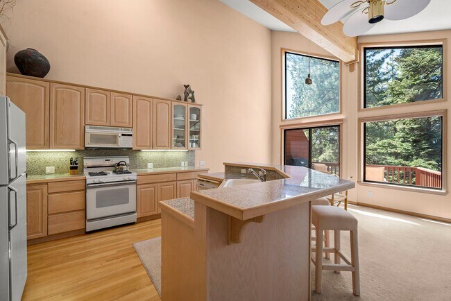 Foto del edificio - Large sunny Townhome