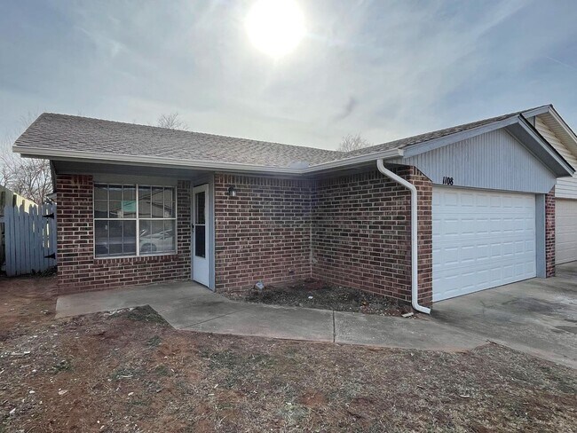 Building Photo - Charming and Spacious Duplex Available!