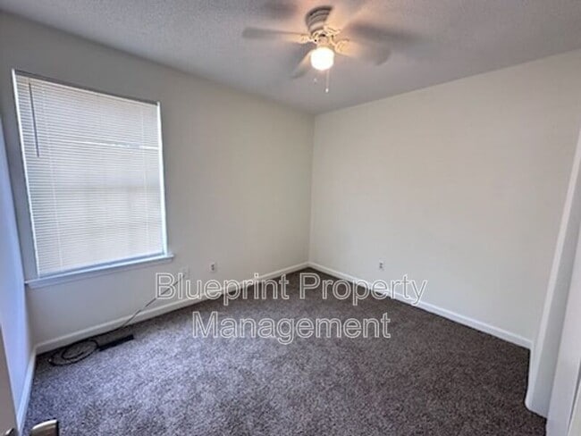 Foto del edificio - 1722 6th Pl Cir NW