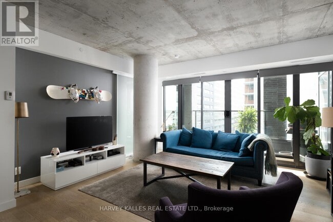Photo du bâtiment - 111-111 Bathurst St
