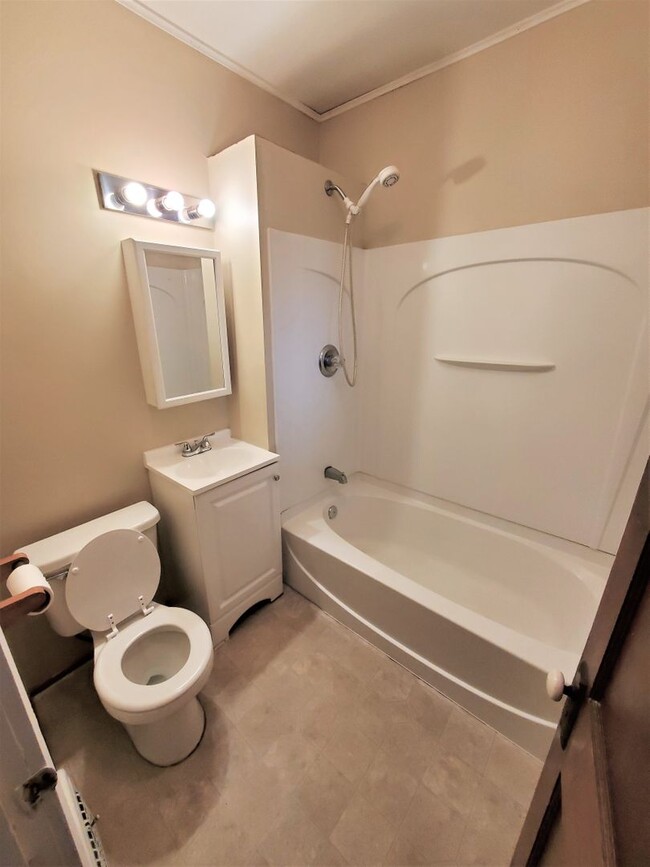 Foto del edificio - Cute 2 bedroom with garage & fence in back...