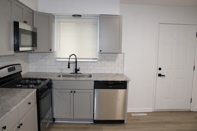 Building Photo - 2-bedroom, 2-bathroom home with vanity in ...