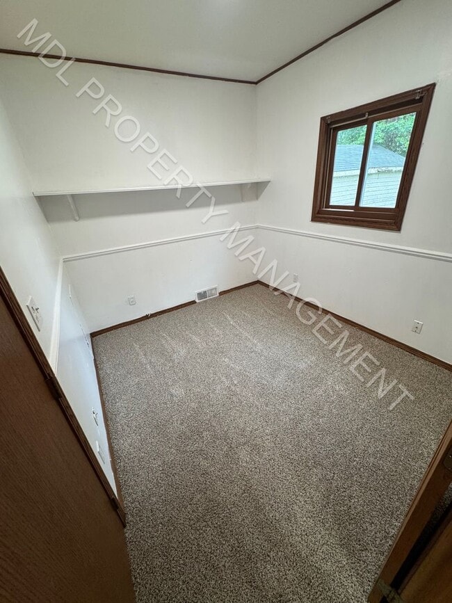Building Photo - 3 Bedroom 1 Bathroom Home