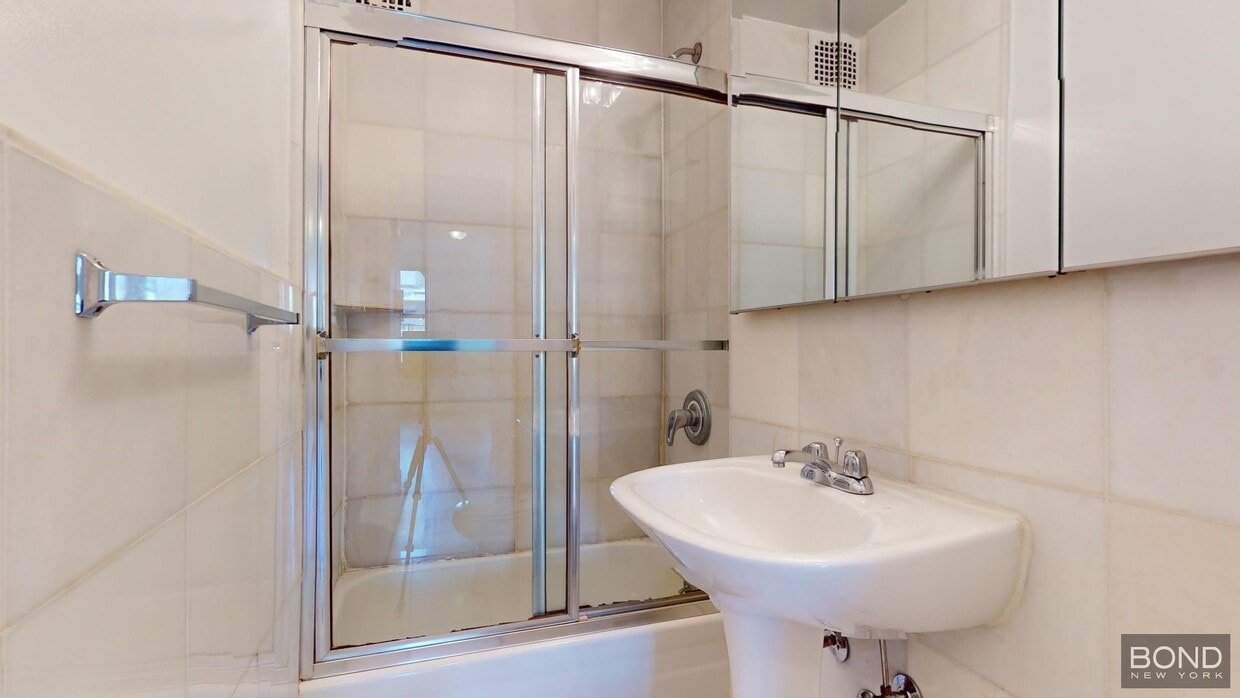 Foto del edificio - 210 E 83rd St