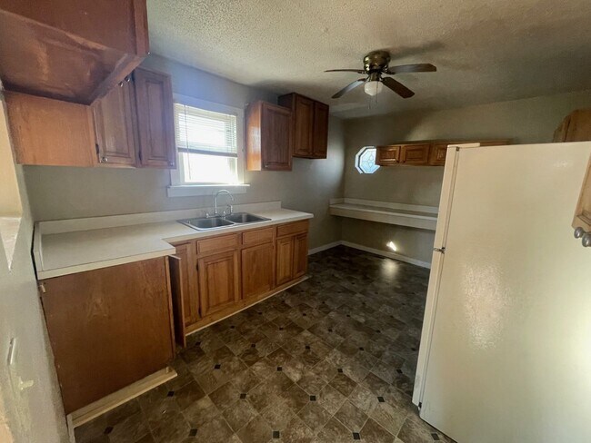 Building Photo - 2 Bedroom House!