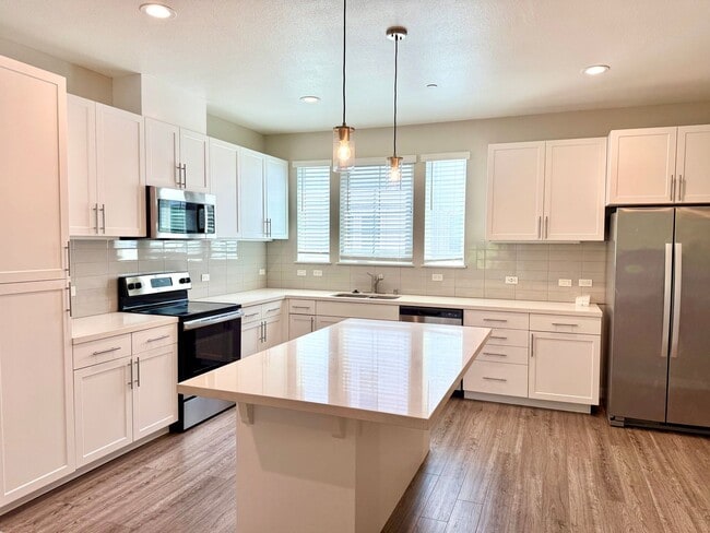 Building Photo - $4,190 / 4 BR - MODERN FREMONT TOWNHOME WITH JUNIOR SUITE, PRIVATE BALCONY & PRIME LOCATION!