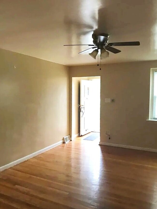Building Photo - Gorgeous 3-Bedroom Townhome in East Oak La...