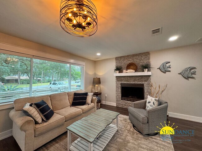 Building Photo - Luxury Living in the Heart of Fort Walton ...