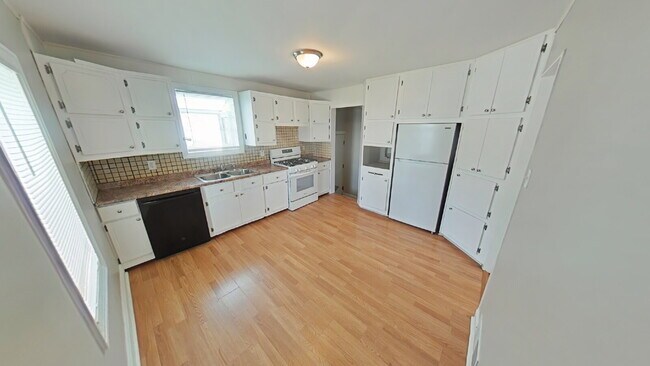 Foto del edificio - "3-Bed Haven with Granite Touches in St. Clair Shores – Perfect for Cozy Living!"
