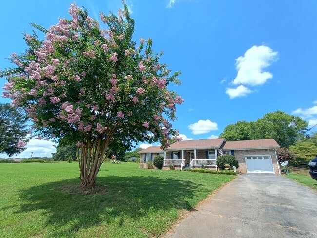 Foto del edificio - 4 Bed/2 Bath Brick Home - Church Hill TN