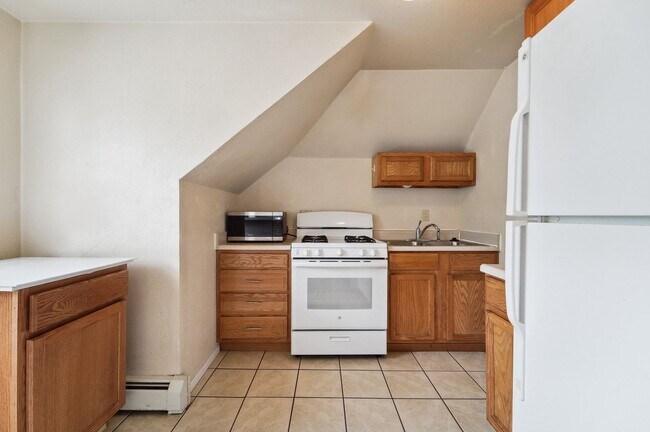 Building Photo - 2 Bedroom/ 1 Bathroom unit in Multi Family...