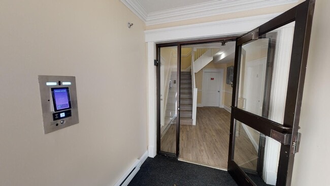Building Photo - Charming 1 Bedroom