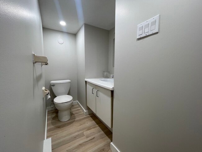 Photo du bâtiment - Private Studio/ 1 Bed Close To Mac!
