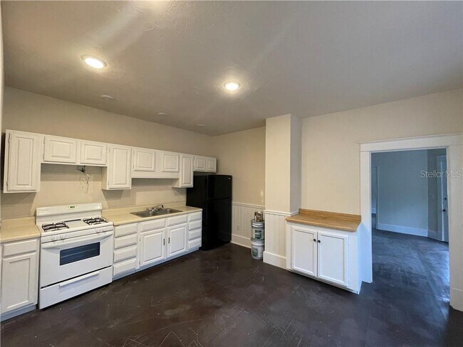 Building Photo - 138 W Howry Ave