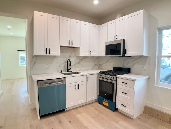 FULLY Remodeled. BRIGHT! In-Unit W/D, Stainless Appliance Package, MODERN! - FULLY Remodeled. BRIGHT! In-Unit W/D, Stainless Appliance Package, MODERN! Apartment