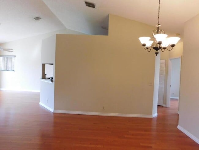 Building Photo - 21 Via de Casas Sur Via