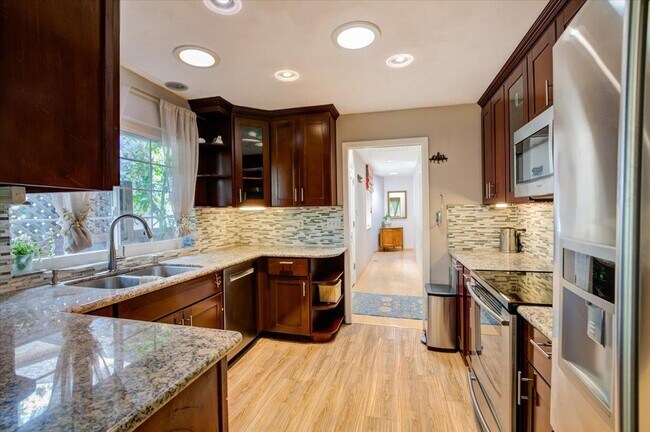 Foto del edificio - 932 Lundy Ln