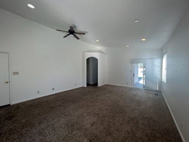 Foto del edificio - 2035 Baxter Village Dr