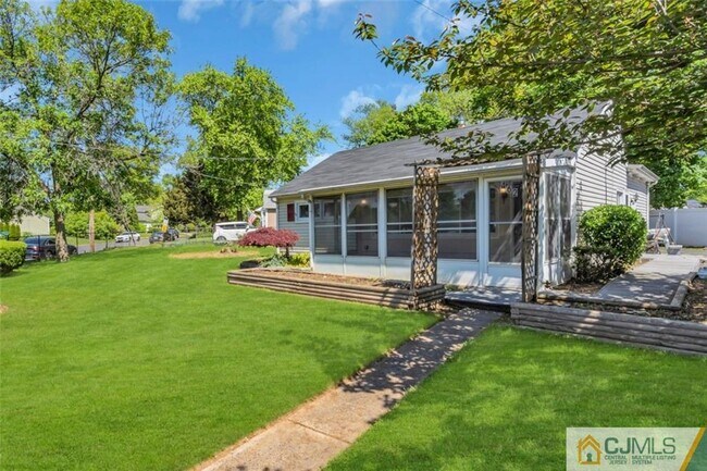 Building Photo - 462 Old Post Rd