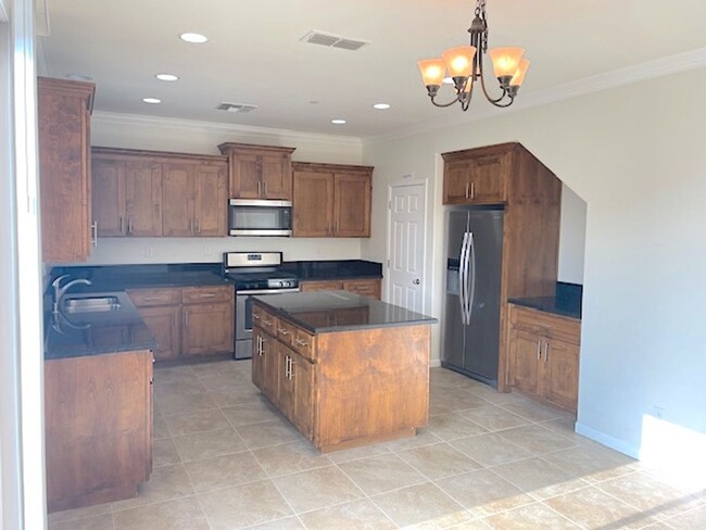 Building Photo - 4 Bedroom Home in Gated Community With Sho...