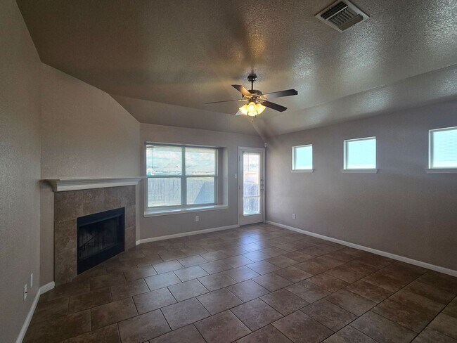 Foto del edificio - RENT REDUCTION - AVAILABLE NOW!