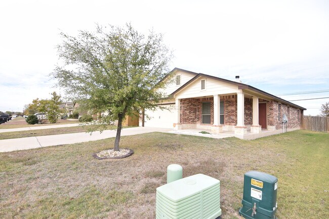 Foto del edificio - 8802 Misty Pine Dr