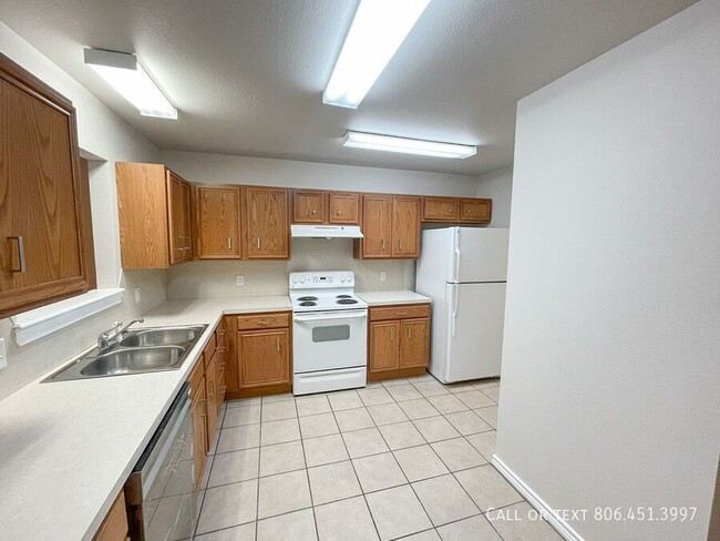 Building Photo - Newly remodled, 3 bedroom, 3 bath, pet fri...