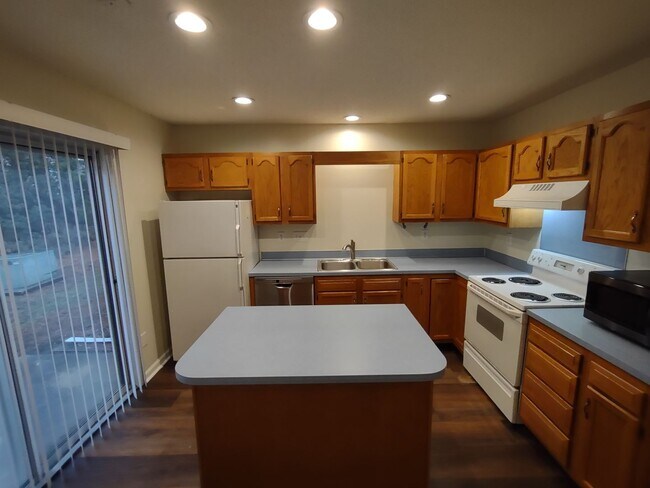 Foto del edificio - Move In Ready Townhome located in the Pres...