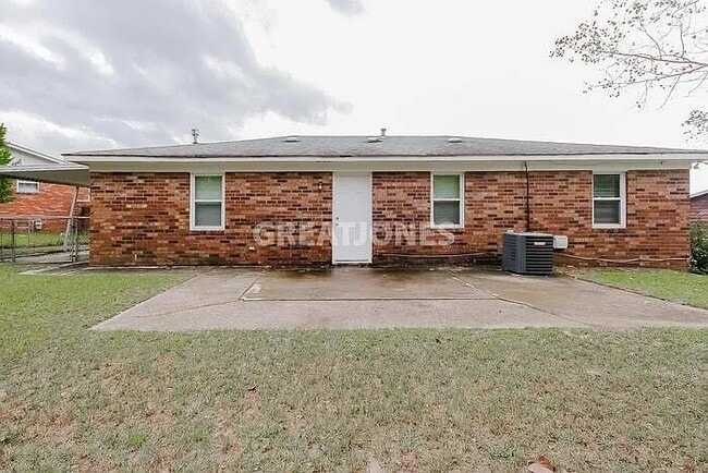 Building Photo - 3401 Blackstone St