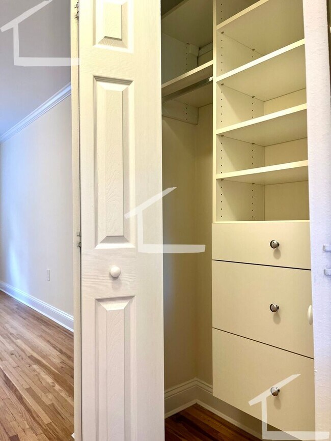 Building Photo - Renovated Brookline 1-Beds Near the T