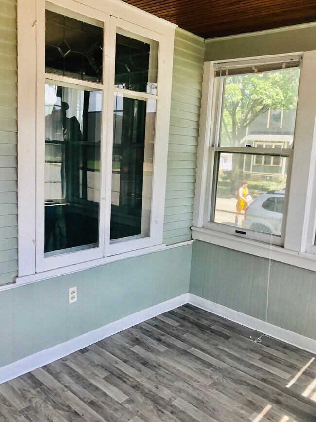 Foto del edificio - 1343 Edmund Ave