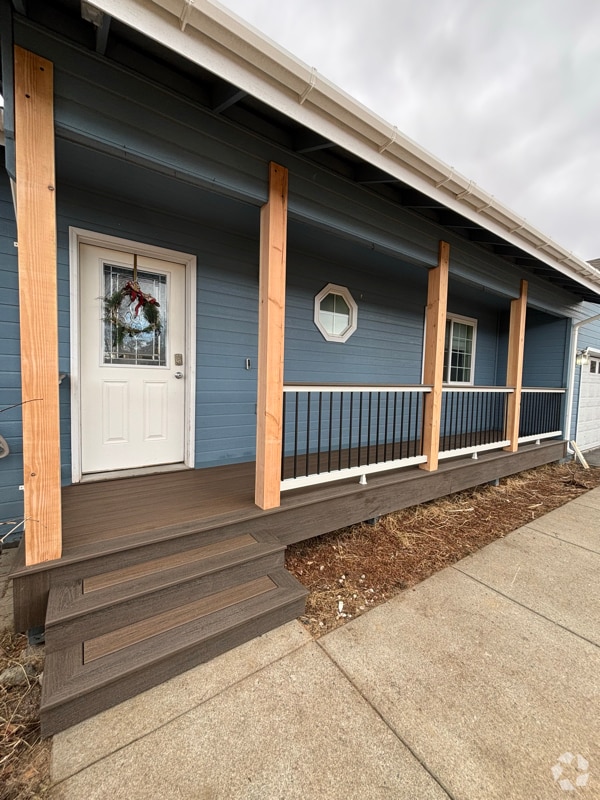 Building Photo - 716 N Pine Ridge Loop