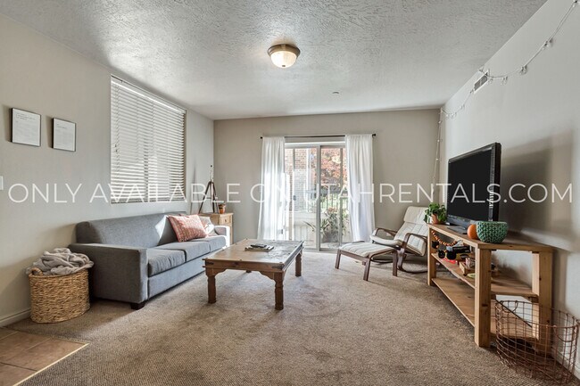 Building Photo - 878 E 700 N