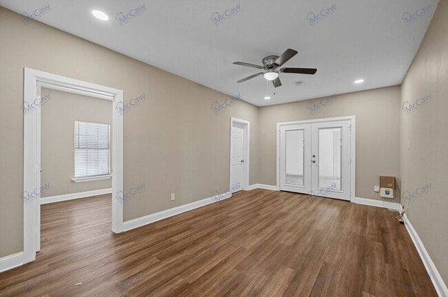 Building Photo - 1014 W Clarendon Dr