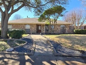 Building Photo - 2004 Cherbourg Dr