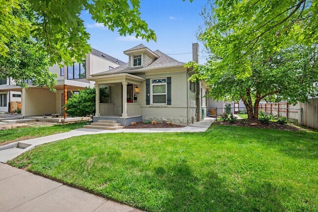 Foto del edificio - Beautifully Preserved Englewood Home with Fenced Backyard