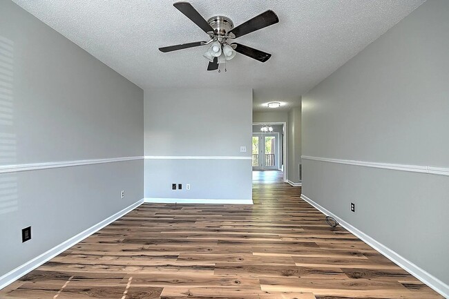 Building Photo - Charming Renovated 2 bedroom/ 3 bath Townhome Near Bristol Country Club – Prime Location!