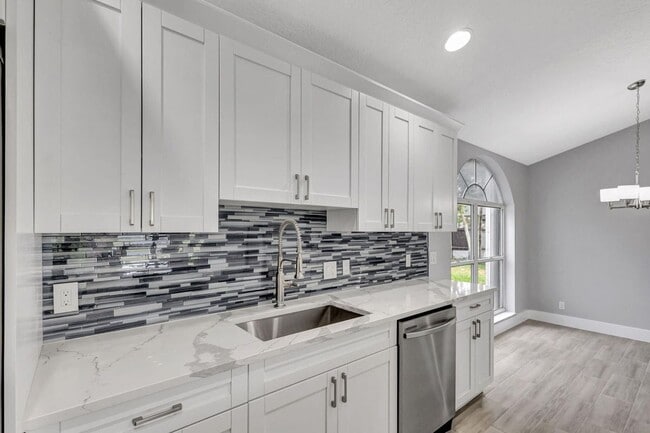 Foto del edificio - 843 Azalea Dr