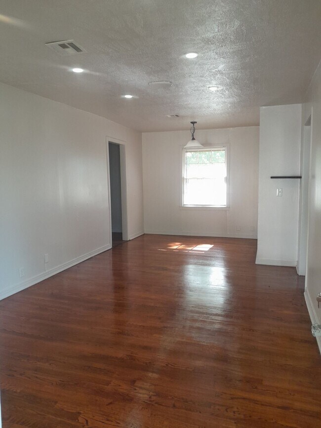 Building Photo - 5102 N Willow Ave