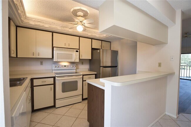 Building Photo - 927 Capri Isles Blvd